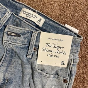 NWT Abercrombie & Fitch Super Skinny jeans